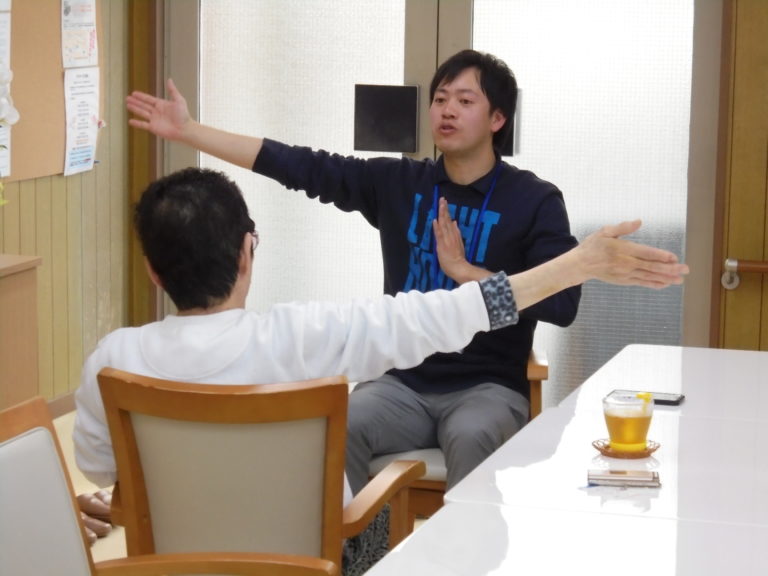 ヨガに取り組むイメージ